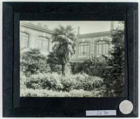 Vues prise du jardin vers le laboratoire (2670) et du laboratoire vers le jardin (2671-2672). - [entre 1920 et 1940].