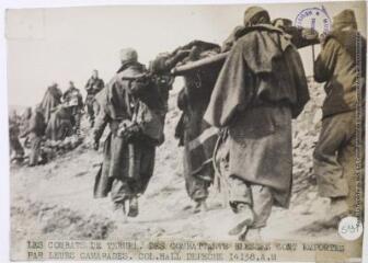 Les combats de Teruel : des combattants blessés sont emportés par leurs camarades / photographie Interpress, Paris. - [avant le 11 janvier 1938]. - Photographie
