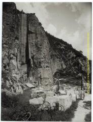 Saint-Béat : ancienne carrière romaine de marbre (blocs, matériel) / J.-E. Auclair photogr. - [entre 1920 et 1950]. - Photographie