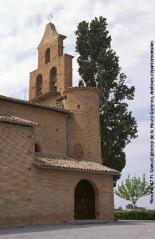 Plans d'ensemble du portail latéral surmonté d'une tourelle et du clocher-mur, vues de biais, côté nord. - Prises de vue du 19 mai et du 18 juin 1998.