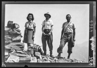 [Haute-Garonne, Luchonnais. Portrait au sommet de trois personnes (une femme et deux hommes ; au centre, Henri Gaussen avec son appareil photo)]. - [années 1940].