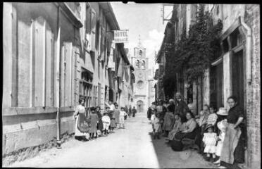 L'Ariège. 1465. Carla-Bayle : la rue principale. - Toulouse : phototypie Labouche frères, [entre 1918 et 1937], tampon d'édition du 12 février 1925. - Carte postale