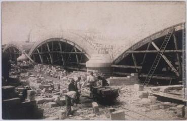 Saint-Loup : pont sur l'Allier : construction des [voûtes]. - Toulouse : phototypie Labouche frères, [entre 1905 et 1918]. - Carte postale