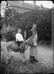 Famille Monsieur André Brusson. Promenade à cheval dans le parc.