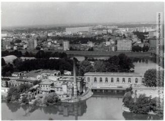 Toulouse : île du Ramier : avenue du Grand-Ramier : usine hydro-électrique et nettoiement / Jean Quéguiner photogr. - Juillet 1976. - Photographie