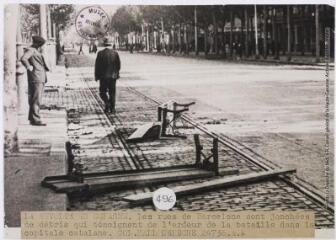 La révolte en Espagne. Les rues de Barcelone sont jonchées de débris qui témoignent de l'ardeur de la bataille dans la capitale catalane / photographie Keystone View Company, Paris. - [avant le 23 juillet 1936]. - Photographie