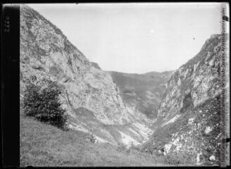 De Montségur vers le nord par la gorge du ruisseau Saint-Nicolas / cliché François Gadrat. - [entre 1905 et 1915].