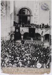 Grande manifestation italo-allemande à Naples : au centre du balcon on aperçoit le Dr Robert Ley acclamé par la foule / photographie Associated Press Photo, Paris. - 10 novembre 1937. - Photographie