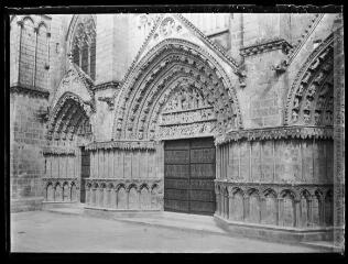 Poitiers : la cathédrale : le portail central. - 22 juin 1910. - Photographie