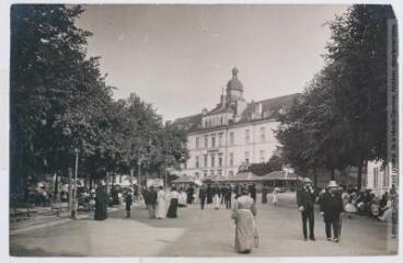 27. Bagnères-de-Bigorre : boulevard des Thermes et l'hôpital / photographie Henri Jansou (1874-1966). - Toulouse : maison Labouche frères, [entre 1900 et 1920]. - Photographie