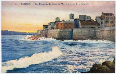 25. Antibes : les remparts du front de mer, vue prise de la Gravette. - Antibes : Librairie du Progrès, marque adia au verso, [vers 1929]. - Carte postale