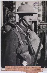 Avec l'armée anglaise en France : un tommie montant la garde à l'entrée d'une caserne / photographie S.A.F.A.R.A., Paris [copyright BNF]. - [avant le 4 octobre 1939]. - Photographie