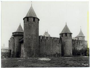 Carcassonne (Aude) : la Cité : château comtal / J.-E. Auclair photogr. - [entre 1920 et 1950]. - Photographie