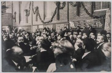 49. [Militants dans la salle du Congrès] / photographie Georges Baudillon (1881-1915). - 15-18 octobre 1908. - Carte-photo