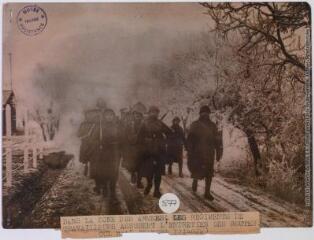 Dans la zone des armées, les régiments de travailleurs assurent l'entretien des routes / photographie France Presse Voir, Paris. - 2 janvier 1940. - Photographie