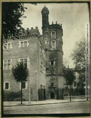 [Toulouse : hôtel Pierre-Dahus ou de la Roquette et tour de Tournoer] / photographie L. Albinet. - Toulouse : maison Labouche frères, [entre 1900 et 1940]. - Photographie
