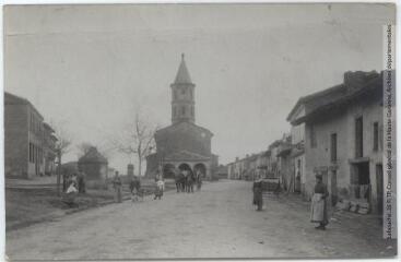La Haute-Garonne. 1726. Pelleport : la place et l'église. - Toulouse : phototypie Labouche frères, marque LF au verso, [1911]. - Carte postale