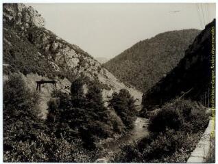 Saint-Martin-Lys (Aude) : vallée de l'Aude (bâtiment industriel) / J.-E. Auclair photogr. - [entre 1920 et 1950]. - Photographie