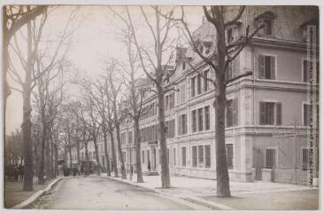 Lozère. 142. Mende : l'Hôtel des postes et le boulevard / photographie Henri Jansou (1874-1966). - Toulouse : maison Labouche frères, [entre 1900 et 1940]. - Photographie