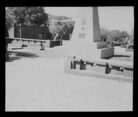 Algérie : Tamanrasset : monument en l'honneur de Charles de Foucauld et du général Laperrine. - [après 1916]. - Photographie