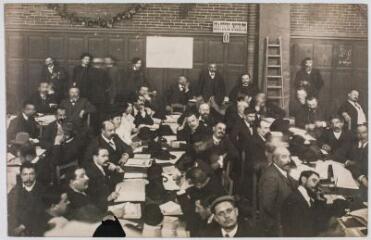 3. [Militants dans la salle du Congrès] / photographie Georges Baudillon (1881-1915). - 15-18 octobre 1908. - Carte-photo