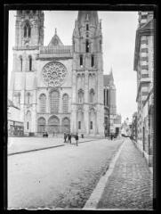 Chartres : la cathédrale : entrée principale. - 25 juin 1910. - Photographie