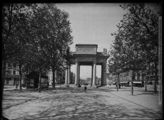 [Toulouse : le monument aux morts de la Haute-Garonne et l'allée François-Verdier]. - Toulouse : édition Labouche frères, [entre 1920 et 1950]. - Photographie