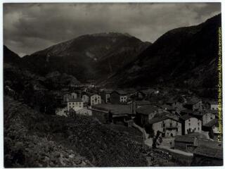 Andorre-la-Vieille (Andorre) : village et montagnes / J.-E. Auclair photogr. - [entre 1920 et 1950]. - Photographie