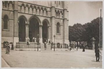 Les Basses-Pyrénées. 957. Pau : portail de l'église St-Jacques : sortie de la messe. - Toulouse : phototypie Labouche frères, [entre 1905 et 1918], tampon d'édition du 1er juillet 1918. - Carte postale