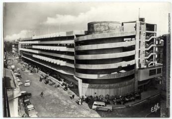 851. Toulouse, la ville rose : le marché, parking Victor-Hugo, sté des grands garages parkings du Sud-Ouest. - Toulouse : éditions Pyrénées-Océan, Labouche frères, marque Elfe, [après 1960]. - Carte postale