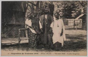 21. Exposition de Toulouse 1908. Village noir : famille Sénégalaise / cliché Provost. - [Toulouse] : édition officielle, [entre 1920 et 1950]. - Carte postale