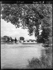 Saint-Junien : la Vienne, le pont et le quartier de la chapelle Notre-Dame. - 8 juillet 1940.