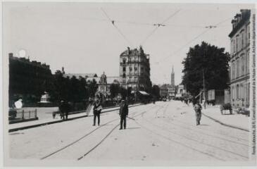 [Limoges : rue et église Saint-Michel] / photographie Emmanuel Lejeune, 91 avenue Berthelot, Lyon. - Toulouse : maison Labouche frères, [entre 1900 et 1920]. - Photographie