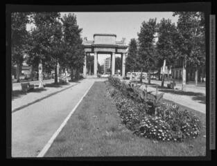 [Toulouse : allée François Verdier et monument aux morts]. - Toulouse : maison Labouche frères, [entre 1950 et 1970]. - Photographie