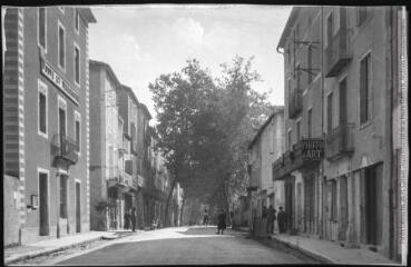L'Aveyron. 471. St-Affrique : avenue de la Gare et la poste / [photographie Henri Jansou (1874-1966)]. - Toulouse : phototypie Labouche frères, [entre 1909 et 1925], tampon d'édition du 22 mars 1919. - Carte postale