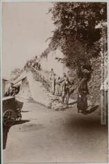 Bethmale : sortie de la messe à Ayet. - Toulouse : maison Labouche frères, [entre 1900 et 1940]. - Photographie