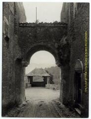 Saint-Bertrand-de-Comminges : porte Cabirole / J.-E. Auclair, Melot photogr. - [entre 1920 et 1950]. - 2 photographies