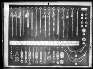 Modèles de bijoux : chaînes, bracelets, pendentifs. Boussoles.