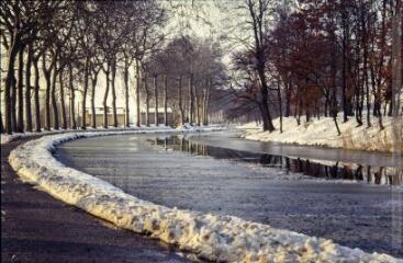 Castelnaudary en hiver : vues générales de la ville et du bassin ; le lac gelé, le canal sous la neige.