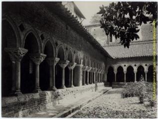 Moissac (Tarn-et-Garonne) : église Saint-Pierre : le cloître : travées et arcades / J.-E. Auclair, Melot photogr. - [entre 1920 et 1950]. - Photographie