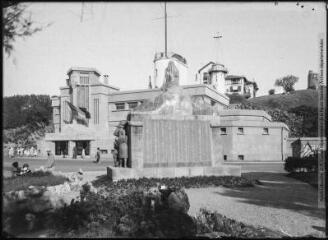 [Biarritz : monument aux morts, musée de la Mer et sémaphore]. - Toulouse : édition Labouche frères, [entre 1920 et 1950]. - Photographie