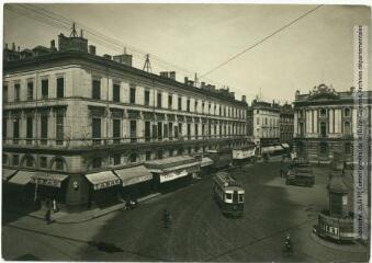 [Toulouse : place du Capitole : vers la rue Lafayette]. - Toulouse : maison Labouche frères, [entre 1900 et 1940]. - Photographie