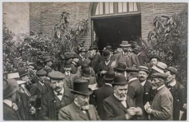 32. [Militants à la sortie de la salle du Congrès] / photographie Georges Baudillon (1881-1915). - 15-18 octobre 1908. - Carte-photo