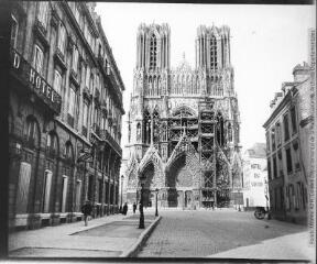 [Cathédrale de Reims en cours de restauration].