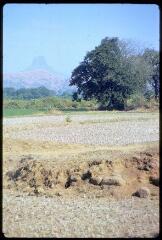 B 993-1006. De Bombay à Poona (Maharashtra, Inde) : sommets rocheux, agriculture, village, cours d'eau.