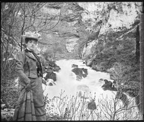 Fontaine du Vaucluse. 3 avril 1902. [Vue d'une femme sur le bord de la Sorgue non loin de la Fontaine de Vaucluse].