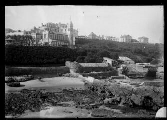 Biarritz (Pyrénées-Atlantiques) : cabanes du port des pêcheurs. - [entre 1900 et 1930]. - Photographie