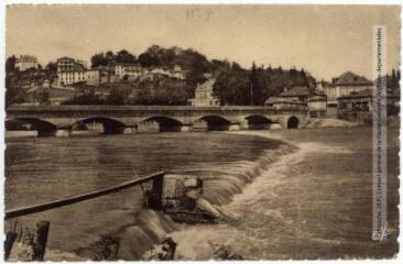 1127. Montréjeau : le pont et le haut de la ville. - Toulouse : Pyrénées-Océan, éditions Labouche frères, marque Elfe, [entre 1937 et 1950]. - Carte postale