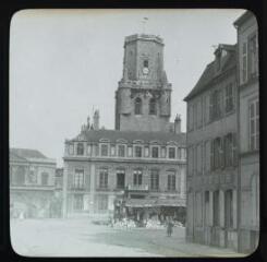 Boulogne-sur-Mer (Pas-de-Calais) : Hôtel de ville et beffroi. - [1905 ?]. - Photographie