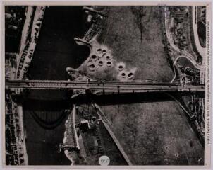 On voit ici le grand pont de Arnhem, où, pendant neuf jours, plusieurs milliers d'aviateurs britanniques soutinrent un combat héroïque contre l'ennemi. La photo est prise juste avant l'attaque de "marauders", bombardiers moyens de la 9ème armée de l'air américaine, qui parvinrent à démolir l'objectif / photographie Ninth Air Force Photo, distribuée par OWI (Office of War Information). - [septembre 1944]. - Photographie